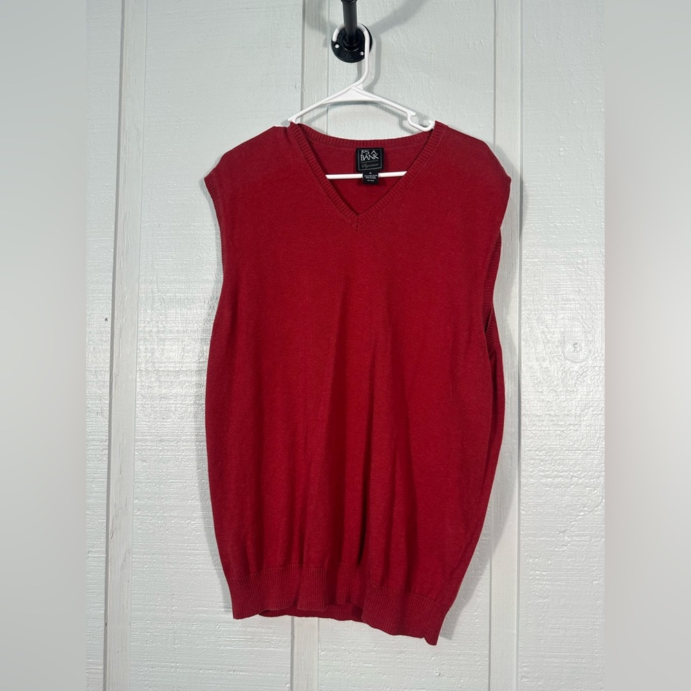 Jos A. Banks Red Mens Sweater V Neck Vest
Size XL
EUC